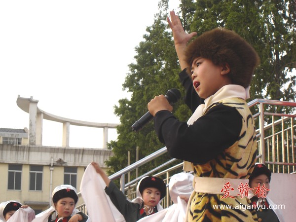 京剧《智取威虎山》选段 .“迎来春色换人间”