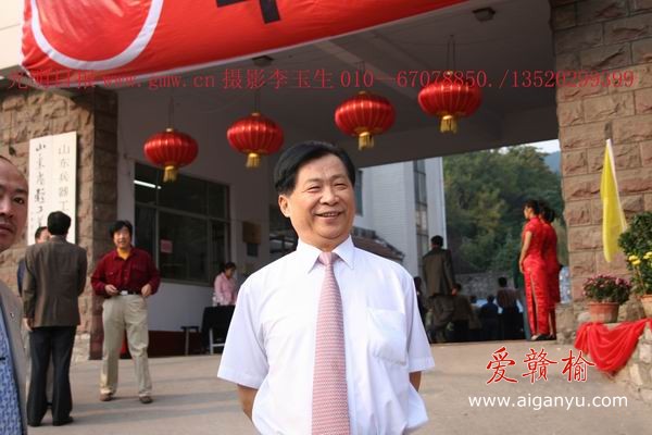 老校友、国画大师吴东魁先生参加校庆35周年大会