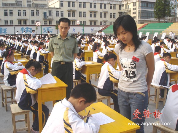 各地书法家们在现场认真观看学生书写