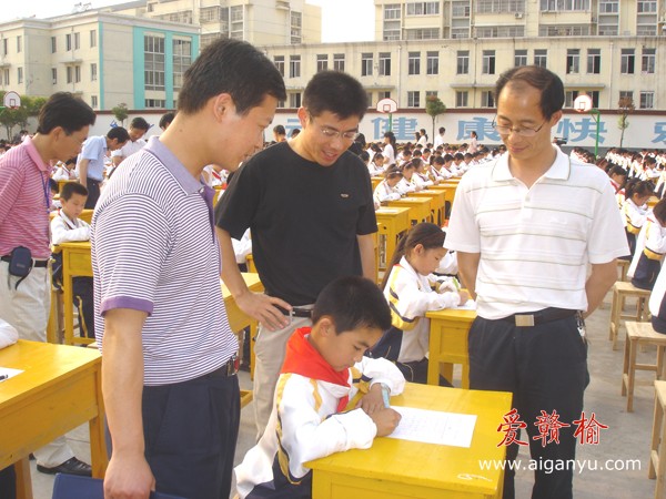 教育局领导与外地专家在观看学生的书写