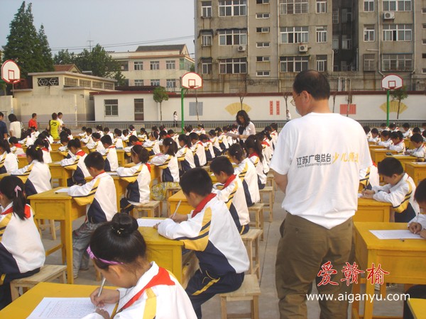 南京专家在竞赛现场巡视观摩