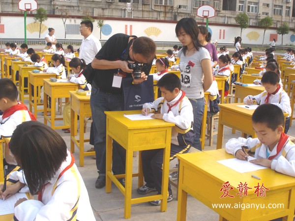 小朋友的书写引起外地专家的极大兴趣
