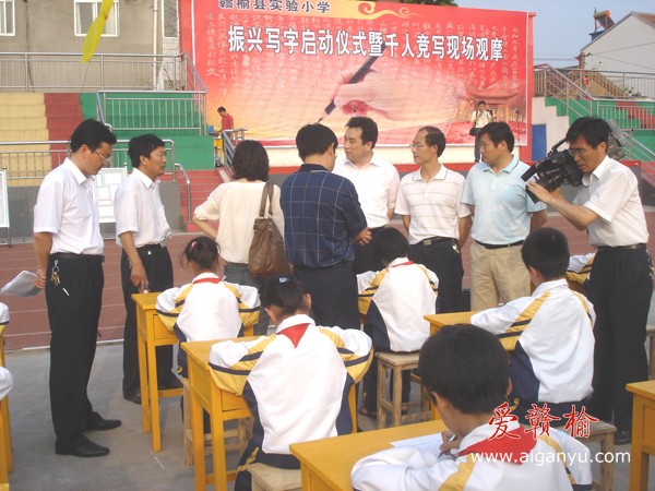 来宾们在现场交流观摩感受