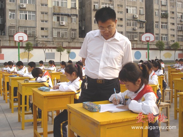 县书法协会领导在竞赛现场认真观看