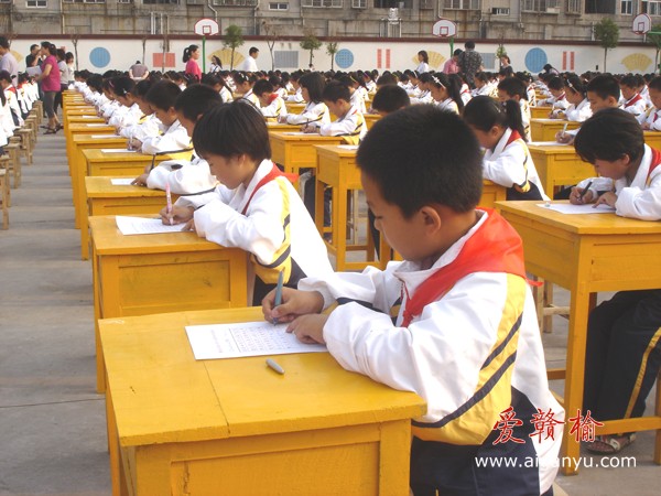 端正而统一的书写姿势反映出日常的严格训练