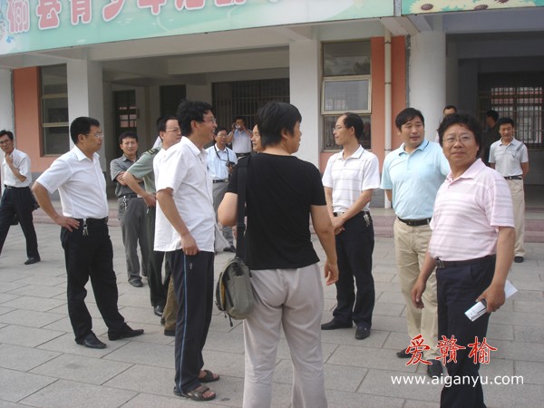 来宾们在校园里自由交流