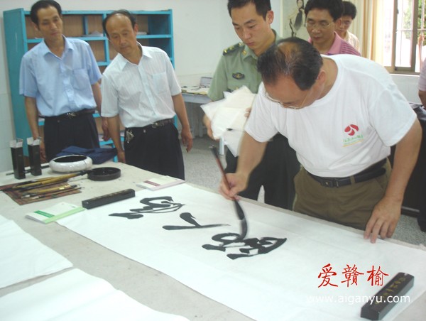 书法家们为活动即兴挥毫