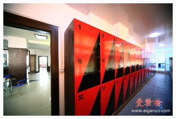 更衣室 尽头是洗澡间.JPG