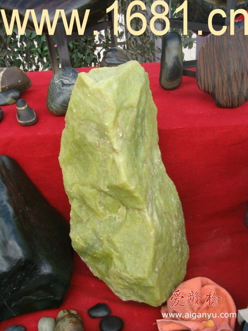 难得一见的和田黄玉