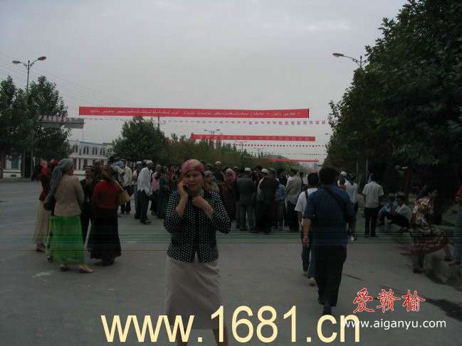 大清早人们就急急奔赴会场