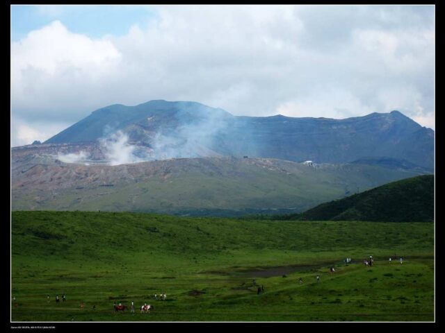 远处冒烟的火山，可惜，今天封山，进不去。