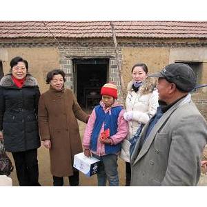 赣榆县女大学生村官结对帮扶贫困儿童