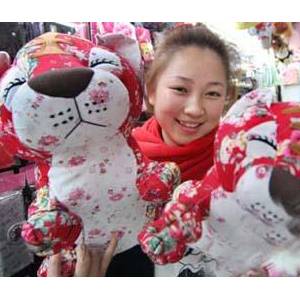 赣榆县城一家饰品店,店员在展示“布艺虎”