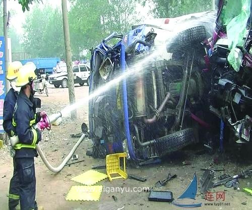 拉着3吨炸药的货车撞车了