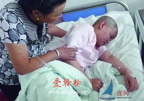 女店主还原金店被抢经过