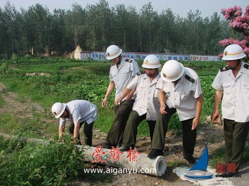 暴风刮倒电线杆 东海路政快速处治