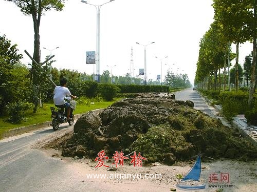 新建东路渣土成堆谁来管