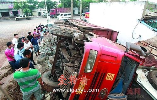 货车侧翻压断光缆