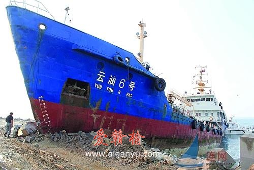 油船大“发火” 骑上防波堤