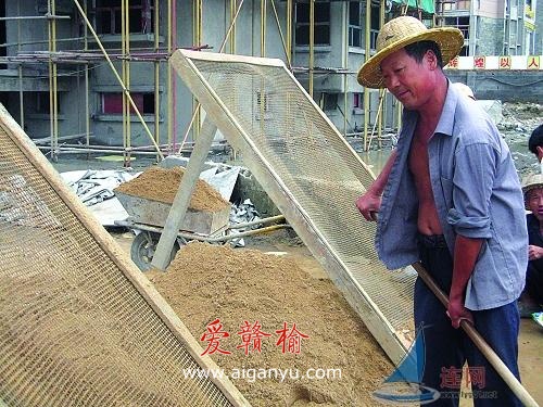 跟着建筑民工筛沙子