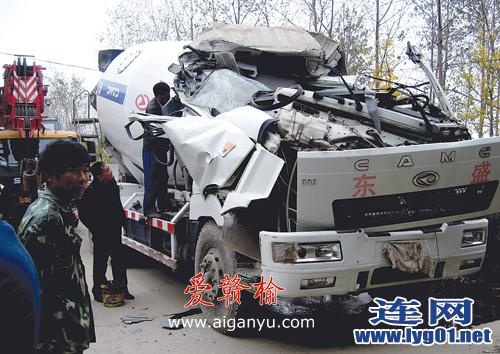 临洪河大桥下搅拌车撞上限高架