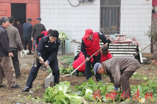 【图】县公安局组织志愿者到联创共建社区开展义务劳动