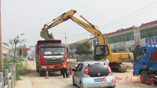 【图】县公路站对厉庄镇破损路面进行修复