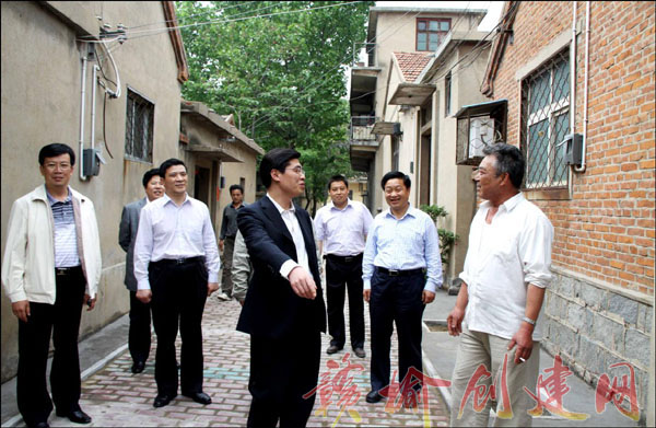 【图】县长曹卫东在整修好的背街小巷与居民亲切交谈