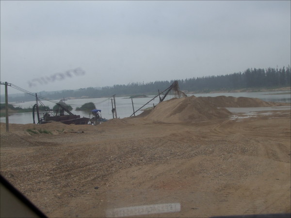 非法采沙威胁南渡江特大桥