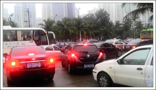 请交警领导变更紫荆路等道路隔离带