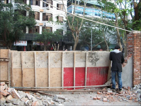 从义龙路通往龙华路路口被堵