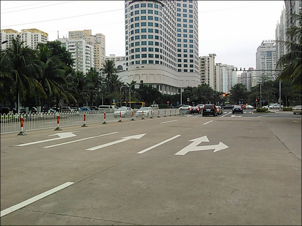 交警，紫荆路的导向实线逼人违章呀！