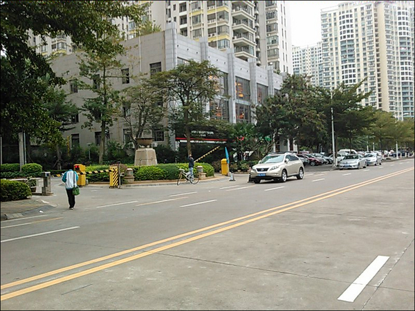 交警，牡丹路的双实线逼人违章呀！