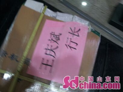 土特产飞机送深圳 明目张胆写某某行长收(组图)