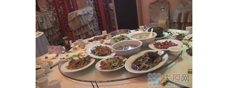 新乡高档饭店门口停满豪车“剩宴”现象依然存在