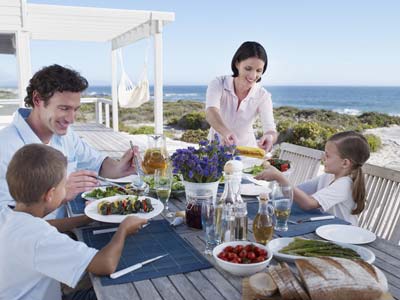 一边吃饭一边说话，能增进食欲吗？