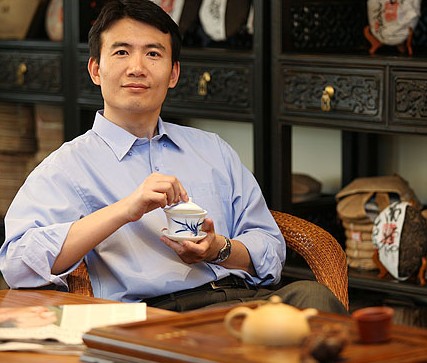 男人烟酒不离身宜喝点保健茶