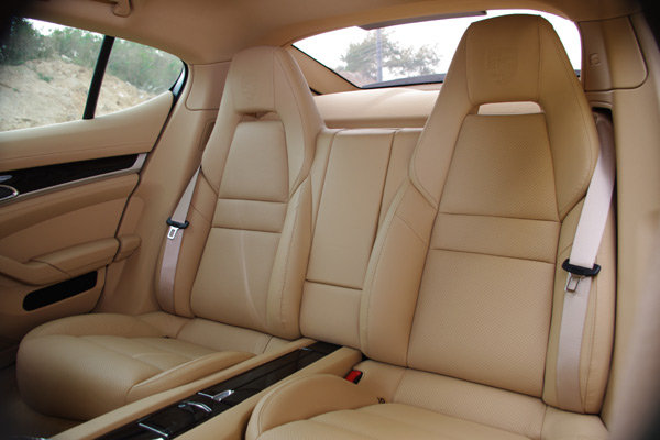 GT轿跑就该面面俱到 从后座评价保时捷Panamera