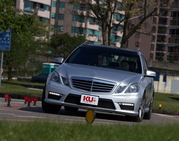 文武兼备的重装武力 奔驰E63 AMG Estate