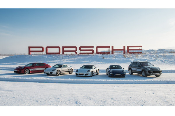 保时捷新款911 Carrera 4凌驾风雪 傲然问世