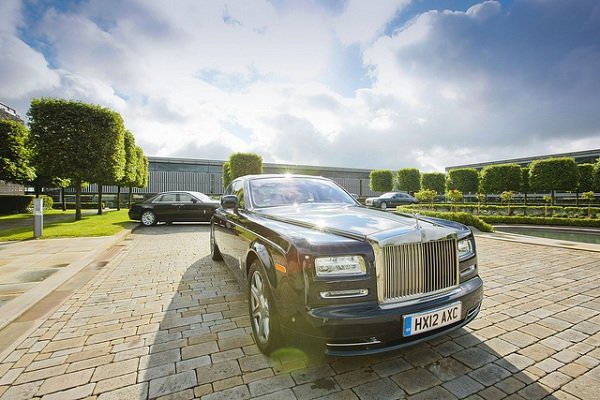 劳斯莱斯汽车古思特加长版亮相