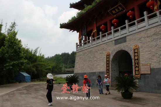 反映救灾帐篷惊现江西龙虎山旅游区