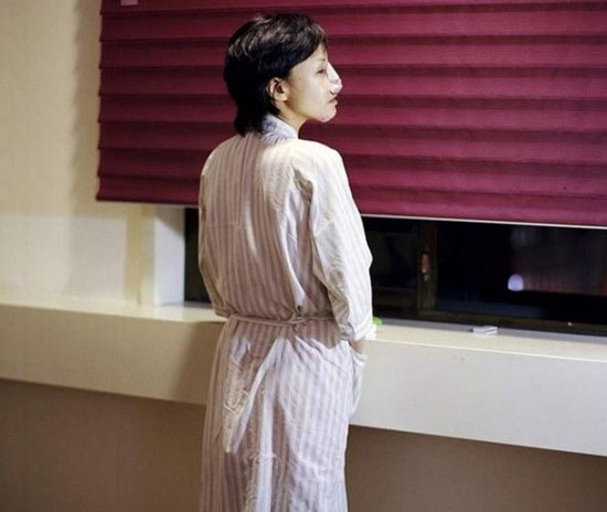 摄影师跟拍：韩国女子整容手术后恐怖模样(多图)