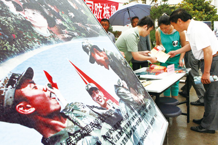 县人武部现役军官在向学生和家长宣传军队招录国防生有关政策