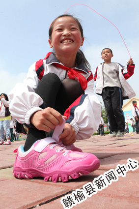 穿上新鞋　快乐奔跑