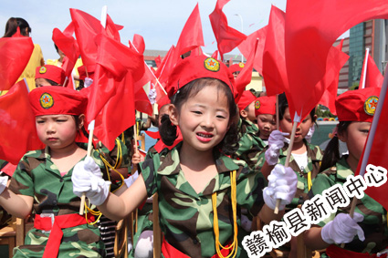 县实验幼儿园的小朋友们在表演文艺节目