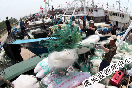 青口港渔民收拾渔网入库休渔