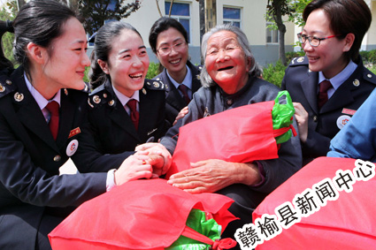 县地税局巾帼志愿者为敬老院的老人送上慰问品