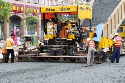 黄海西路进行路面下基层摊铺作业