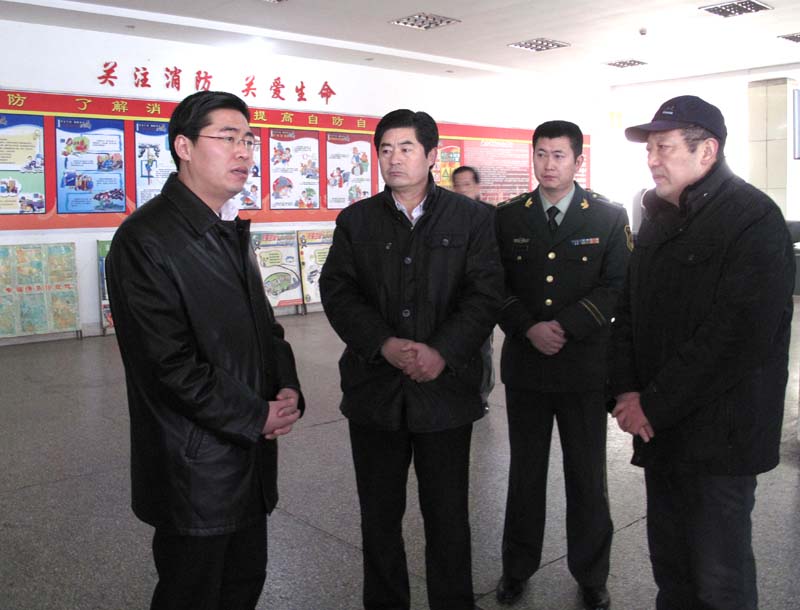 县长曹卫东节前检查客运安全